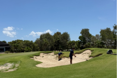 Bunker-trimming-and-detailing-on-The-Palms-golf-course