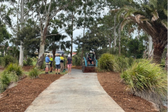 Volunteer-group-spreading-mulch-in-The-Palms-golf-course-gardens-